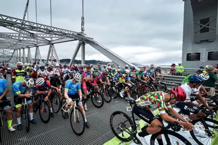 Ciclistas participando de evento esportivo em Florianópolis, em alusão ao lançamento do cadastro prévio obrigatório