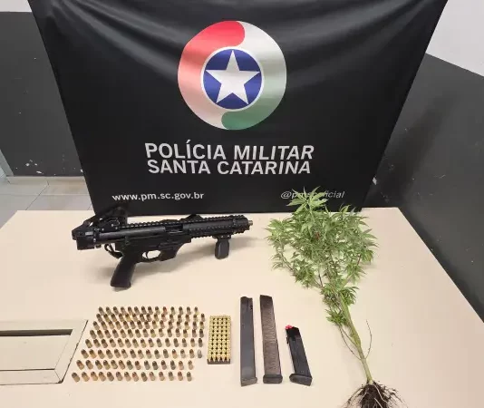 Submetralhadora artesanal e drogas são apreendidas em Florianópolis submetralhadora apreendida pela Polícia Militar