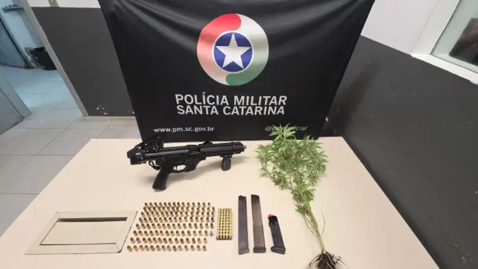 submetralhadora apreendida pela Polícia Militar
