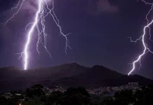 Semana típica de verão termina com temporais fortes em Santa Catarina Foto de relâmpagos em céu escuro usada para destacar previsão de temporais.