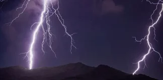 Foto de relâmpagos em céu escuro usada para destacar previsão de temporais.