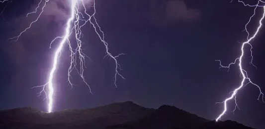 Semana típica de verão termina com temporais fortes em Santa Catarina Foto de relâmpagos em céu escuro usada para destacar previsão de temporais.