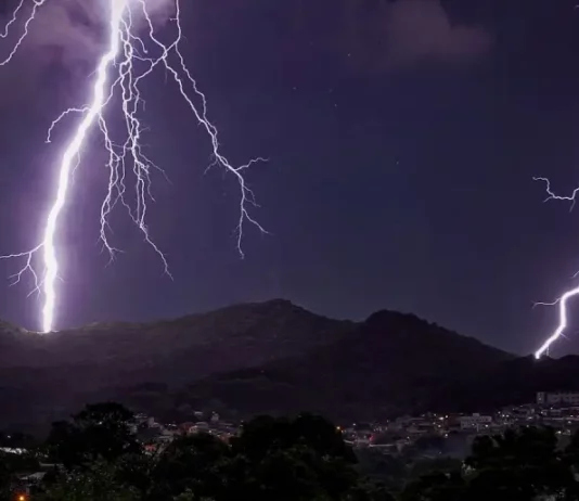 Semana típica de verão termina com temporais fortes em Santa Catarina Foto de relâmpagos em céu escuro usada para destacar previsão de temporais.