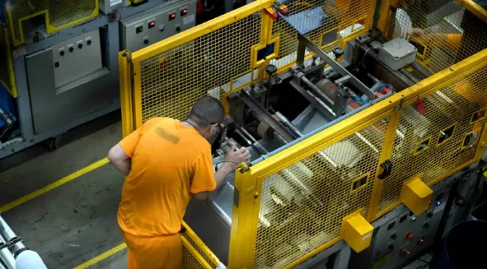 Trabalho prisional em SC gera R$ 32 milhões em 2025 e reduz gastos do Estado Detento operando uma máquina em unidade prisional, ilustrando o programa de trabalho remunerado de presos em Santa Catarina.