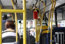 Florianópolis oferece transporte coletivo gratuito para mulheres vítimas de violência doméstica Imagem mostra o interior de um ônibus do transporte coletivo de Florianópolis, ilustrando a política de transporte gratuíto para facilitar o deslocamento de mulheres vítimas de violência.