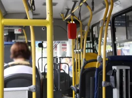 Florianópolis oferece transporte coletivo gratuito para mulheres vítimas de violência doméstica Imagem mostra o interior de um ônibus do transporte coletivo de Florianópolis, ilustrando a política de transporte gratuíto para facilitar o deslocamento de mulheres vítimas de violência.