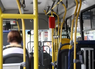 Florianópolis oferece transporte coletivo gratuito para mulheres vítimas de violência doméstica Imagem mostra o interior de um ônibus do transporte coletivo de Florianópolis, ilustrando a política de transporte gratuíto para facilitar o deslocamento de mulheres vítimas de violência.
