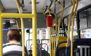 Florianópolis oferece transporte coletivo gratuito para mulheres vítimas de violência doméstica Imagem mostra o interior de um ônibus do transporte coletivo de Florianópolis, ilustrando a política de transporte gratuíto para facilitar o deslocamento de mulheres vítimas de violência.