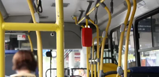 Imagem mostra o interior de um ônibus do transporte coletivo de Florianópolis, ilustrando a política de transporte gratuíto para facilitar o deslocamento de mulheres vítimas de violência.