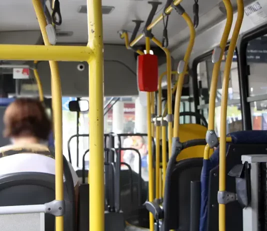 Imagem mostra o interior de um ônibus do transporte coletivo de Florianópolis, ilustrando a política de transporte gratuíto para facilitar o deslocamento de mulheres vítimas de violência.