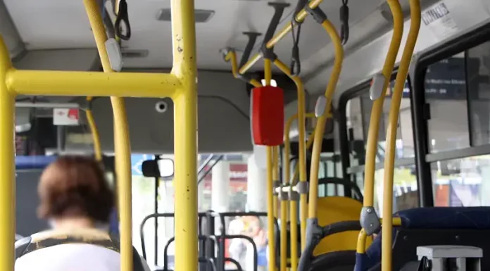 Imagem mostra o interior de um ônibus do transporte coletivo de Florianópolis, ilustrando a política de transporte gratuíto para facilitar o deslocamento de mulheres vítimas de violência.