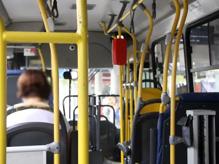 transporte gratuíto para mulheres vítimas de violência1 Imagem mostra o interior de um ônibus do transporte coletivo de Florianópolis, ilustrando a política de transporte gratuíto para facilitar o deslocamento de mulheres vítimas de violência.
