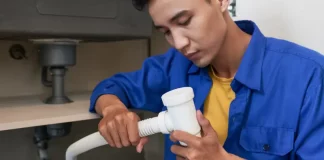 encanador verificando problemas de entupimento