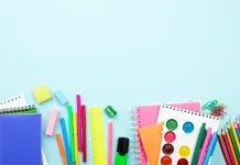 Materiais escolares arrecadados para a campanha da Fundação Somar, destinados à montagem de kits para crianças em vulnerabilidade social em Florianópolis.