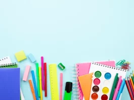 Materiais escolares arrecadados para a campanha da Fundação Somar, destinados à montagem de kits para crianças em vulnerabilidade social em Florianópolis.