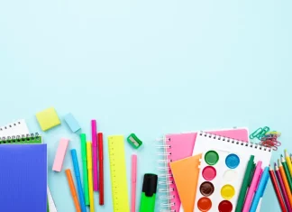 Materiais escolares arrecadados para a campanha da Fundação Somar, destinados à montagem de kits para crianças em vulnerabilidade social em Florianópolis.