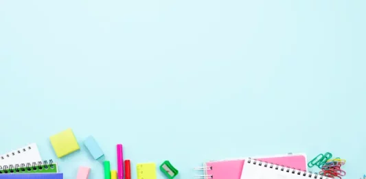 Materiais escolares arrecadados para a campanha da Fundação Somar, destinados à montagem de kits para crianças em vulnerabilidade social em Florianópolis.