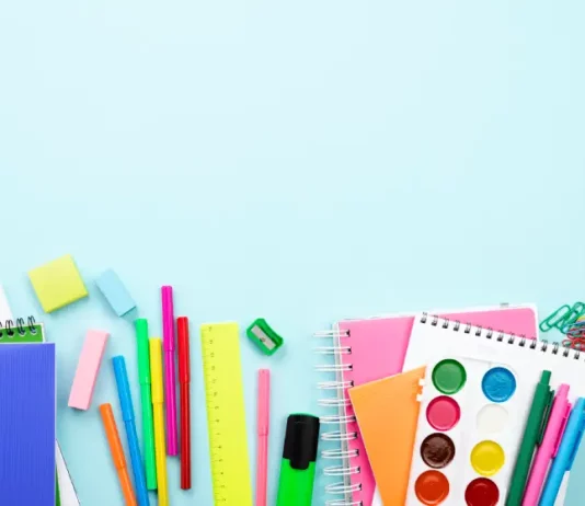 Materiais escolares arrecadados para a campanha da Fundação Somar, destinados à montagem de kits para crianças em vulnerabilidade social em Florianópolis.