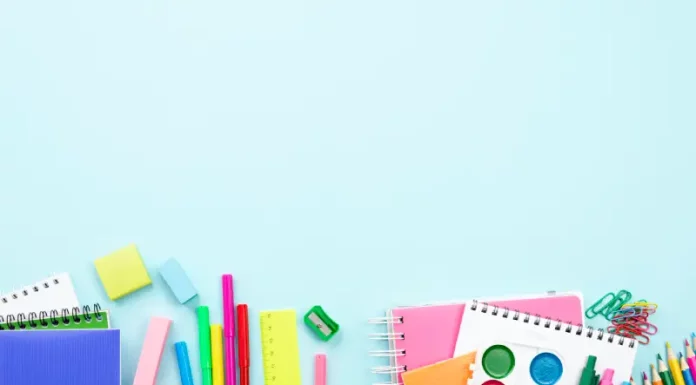 Materiais escolares arrecadados para a campanha da Fundação Somar, destinados à montagem de kits para crianças em vulnerabilidade social em Florianópolis.