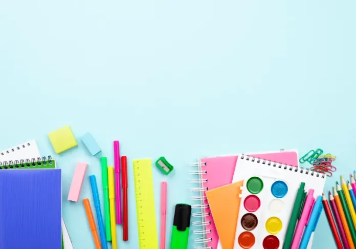 Materiais escolares arrecadados para a campanha da Fundação Somar, destinados à montagem de kits para crianças em vulnerabilidade social em Florianópolis.