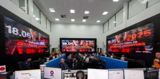 Centro de operações da Defesa Civil de Santa Catarina durante simulado de gestão de desastres, com equipes monitorando dados, coordenando ações e acompanhando ocorrências em tempo real.