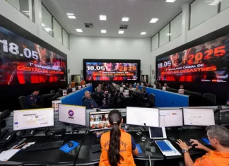 SC abre inscrições para simulado estadual de gestão de desastres Centro de operações da Defesa Civil de Santa Catarina durante simulado de gestão de desastres, com equipes monitorando dados, coordenando ações e acompanhando ocorrências em tempo real.