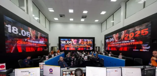 SC abre inscrições para simulado estadual de gestão de desastres Centro de operações da Defesa Civil de Santa Catarina durante simulado de gestão de desastres, com equipes monitorando dados, coordenando ações e acompanhando ocorrências em tempo real.