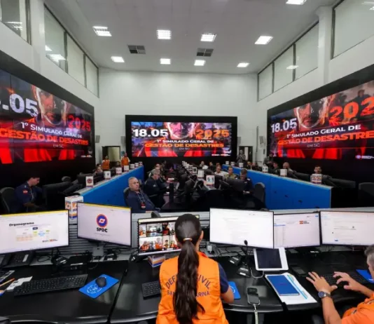 SC abre inscrições para simulado estadual de gestão de desastres Centro de operações da Defesa Civil de Santa Catarina durante simulado de gestão de desastres, com equipes monitorando dados, coordenando ações e acompanhando ocorrências em tempo real.