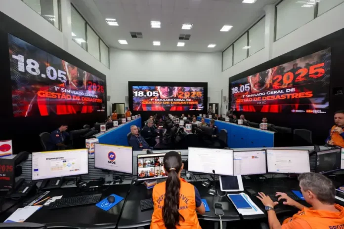 1o-Simulado-Gestao-de-desastres-SDC-1292 Centro de operações da Defesa Civil de Santa Catarina durante simulado de gestão de desastres, com equipes monitorando dados, coordenando ações e acompanhando ocorrências em tempo real.