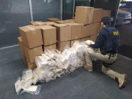 Agentes da Ficco/SC durante apreeensão de cocaína