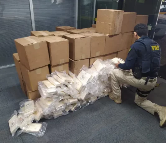 Agentes da Ficco/SC durante apreeensão de cocaína