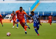 Jogadores de Avaí e Camboriú disputam lance em campo durante partida do Campeonato Catarinense, em imagem que ilustra o confronto decisivo entre as equipes.