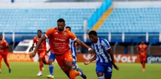 Jogadores de Avaí e Camboriú disputam lance em campo durante partida do Campeonato Catarinense, em imagem que ilustra o confronto decisivo entre as equipes.