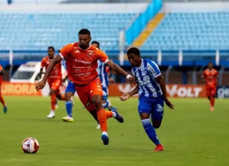 Jogadores de Avaí e Camboriú disputam lance em campo durante partida do Campeonato Catarinense, em imagem que ilustra o confronto decisivo entre as equipes.
