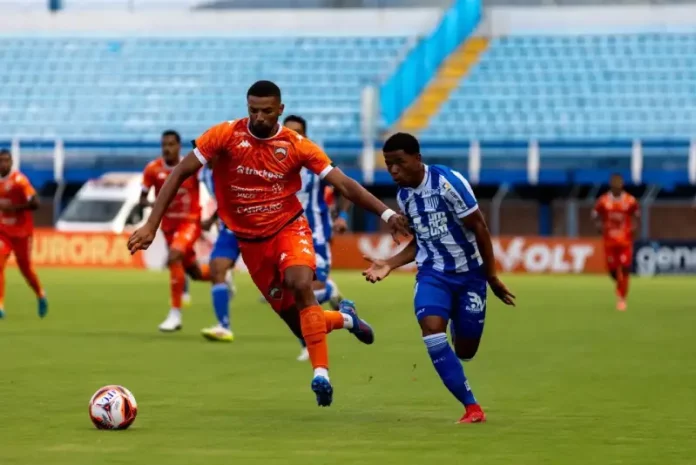 Jogadores de Avaí e Camboriú disputam lance em campo durante partida do Campeonato Catarinense, em imagem que ilustra o confronto decisivo entre as equipes.