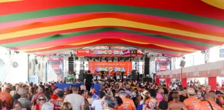 Publico participando do Berbigão do Boca, na abertura do Carnaval em Florianópolis