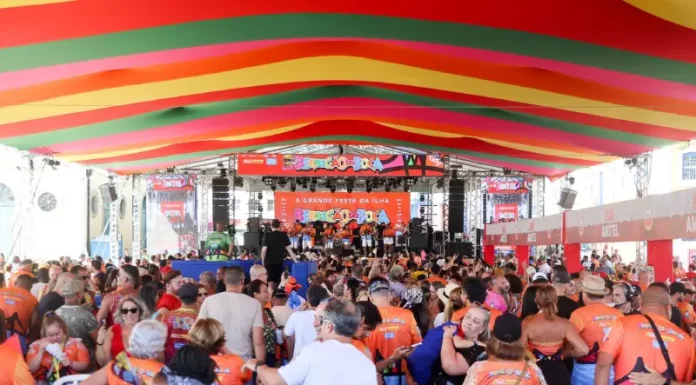 Publico participando do Berbigão do Boca, na abertura do Carnaval em Florianópolis