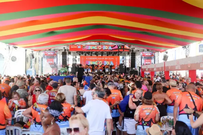 Publico participando do Berbigão do Boca, na abertura do Carnaval em Florianópolis