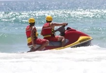Dois guarda-vidas do CBMSC em moto aquática patrulham praia de Santa Catarina durante a alta temporada 2025/2026 para garantir a segurança dos banhistas