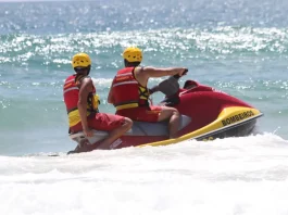 CBMSC encerra alta temporada no litoral catarinense com mais de 3 mil salvamentos em 70 dias Dois guarda-vidas do CBMSC em moto aquática patrulham praia de Santa Catarina durante a alta temporada 2025/2026 para garantir a segurança dos banhistas