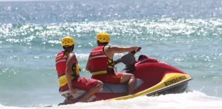 Dois guarda-vidas do CBMSC em moto aquática patrulham praia de Santa Catarina durante a alta temporada 2025/2026 para garantir a segurança dos banhistas