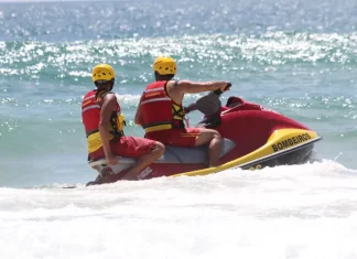 CBMSC encerra alta temporada no litoral catarinense com mais de 3 mil salvamentos em 70 dias Dois guarda-vidas do CBMSC em moto aquática patrulham praia de Santa Catarina durante a alta temporada 2025/2026 para garantir a segurança dos banhistas