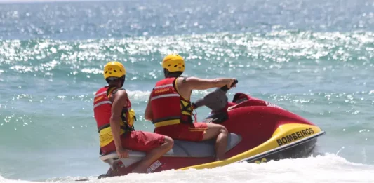 CBMSC encerra alta temporada no litoral catarinense com mais de 3 mil salvamentos em 70 dias Dois guarda-vidas do CBMSC em moto aquática patrulham praia de Santa Catarina durante a alta temporada 2025/2026 para garantir a segurança dos banhistas