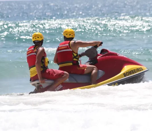 CBMSC encerra alta temporada no litoral catarinense com mais de 3 mil salvamentos em 70 dias Dois guarda-vidas do CBMSC em moto aquática patrulham praia de Santa Catarina durante a alta temporada 2025/2026 para garantir a segurança dos banhistas