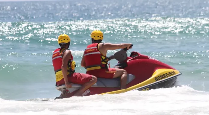 Dois guarda-vidas do CBMSC em moto aquática patrulham praia de Santa Catarina durante a alta temporada 2025/2026 para garantir a segurança dos banhistas