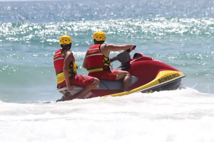 CBMSC Salvamentos Dois guarda-vidas do CBMSC em moto aquática patrulham praia de Santa Catarina durante a alta temporada 2025/2026 para garantir a segurança dos banhistas