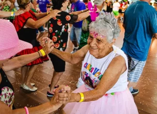 CarnaVÔ, eu VÔ promete emoção, memória e muita animação no Cati Idosos brincando no CarnaVÔ, eu VÔ