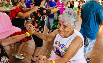 CarnaVÔ, eu VÔ promete emoção, memória e muita animação no Cati Idosos brincando no CarnaVÔ, eu VÔ