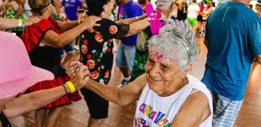 Idosos brincando no CarnaVÔ, eu VÔ