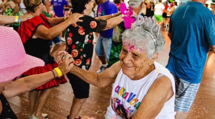 Idosos brincando no CarnaVÔ, eu VÔ